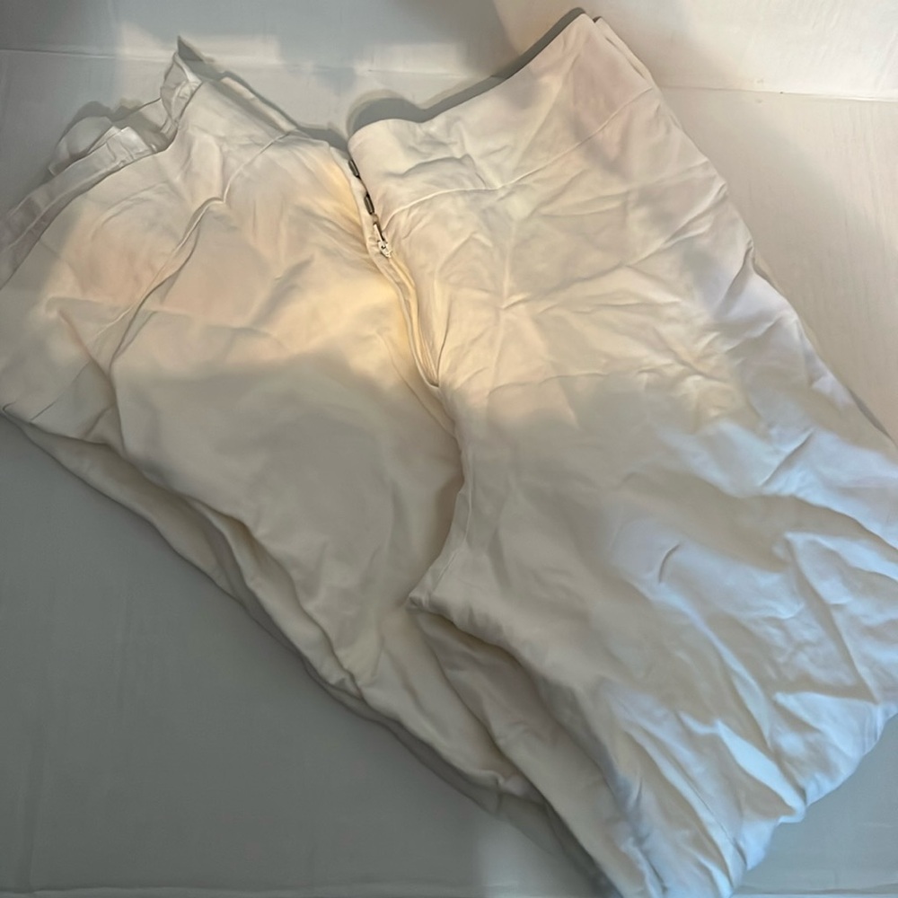 Ann Taylor LOFT size 8 Laura white pants. LIKE NEW